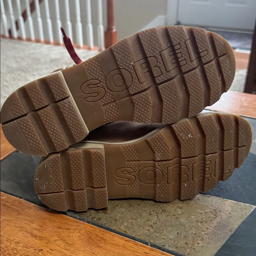 Tan Sorel hiking boots - Picture 4 of 9